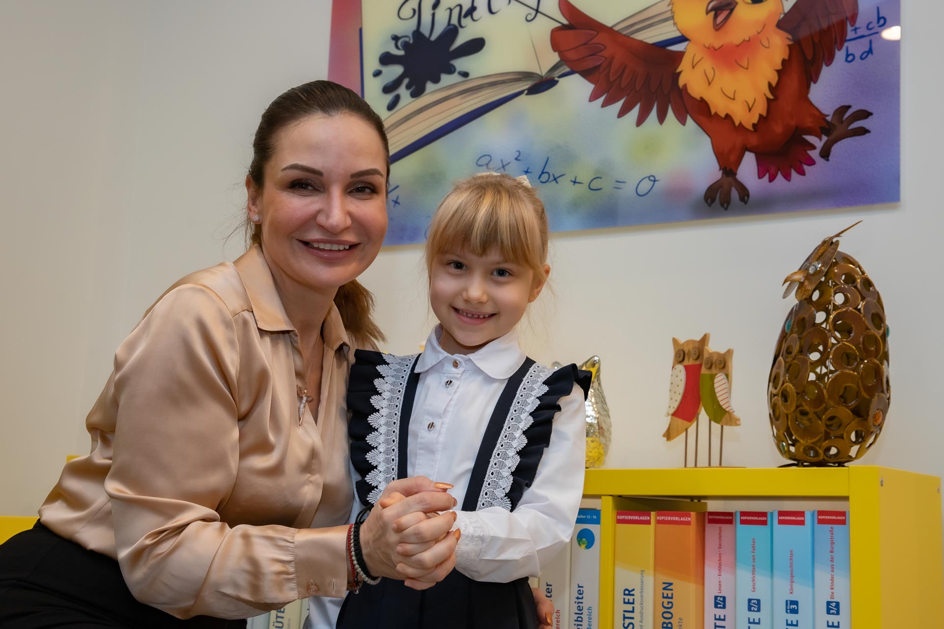 Hermina mit einem Kind vor dem Tintenfleck-Wandbild